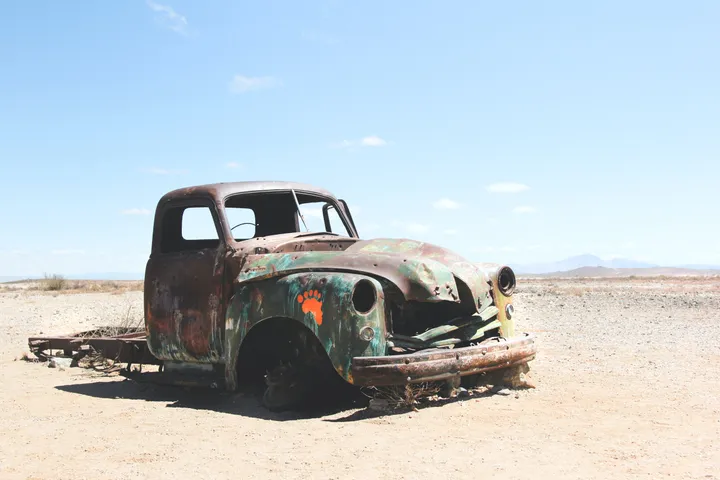 Rusty car by Rémi Jacquaint